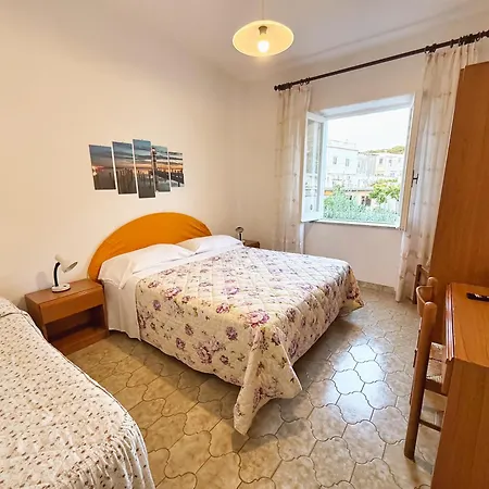 Mena Forio (Isola d'Ischia)